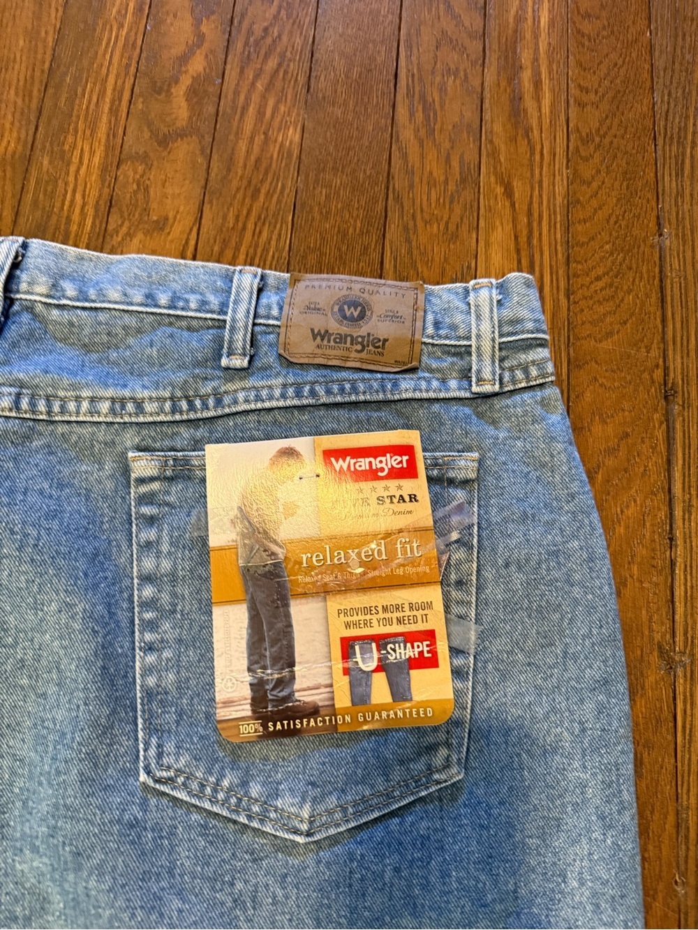 Wrangler Men's Relaxed fit Jeans in Light Blue Wash 46x30 new with tags - Picture 4 of 5
